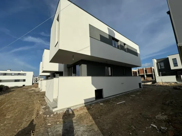 Durres, shitet Vile 3+1 Kati 0, 131 m² 400.000 € (GJIRI I LALEZIT)