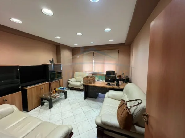 Tirane, shitet apartament 3+1+Ballkon Kati 3, 121 m² 320.000 € (QENDER)