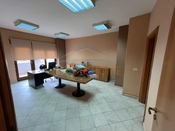 Tirane, shitet apartament 3+1+Ballkon Kati 3, 121 m² 320.000 € (QENDER)