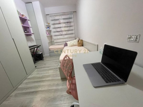 Tirane, jap me qera apartament 2+1+2+ 2POSTE PARKIMI , 128 m² 1.300 € (Liqeni i Thatë)
