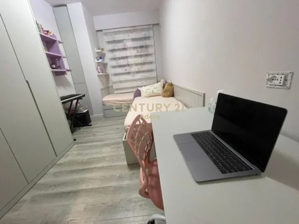 Tirane, jap me qera apartament 2+1+2+ 2POSTE PARKIMI , 128 m² 1.300 € (Liqeni i Thatë)