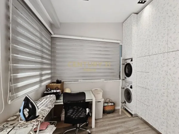Tirane, jap me qera apartament 2+1+2+ 2POSTE PARKIMI , 128 m² 1.300 € (Liqeni i Thatë)