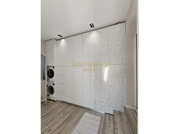 Tirane, jap me qera apartament 2+1+2+ 2POSTE PARKIMI , 128 m² 1.300 € (Liqeni i Thatë)