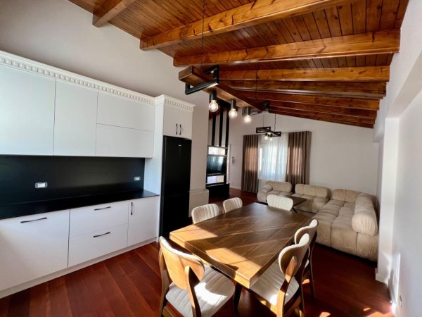 Tirane, jepet me qera apartament 2+1+Ballkon Kati 4, 100 m² 800 € (Selite Universiteti Marin Barleti)