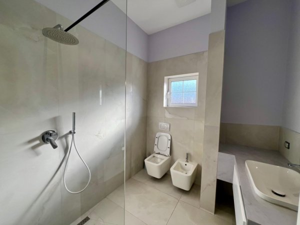 Tirane, jepet me qera apartament 2+1+Ballkon Kati 4, 100 m² 800 € (Selite Universiteti Marin Barleti)