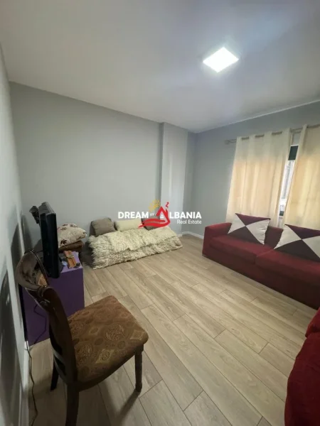 Tirane, jepet me qera apartament 2+1 Kati 4, 100 m² 500 € (fresk)