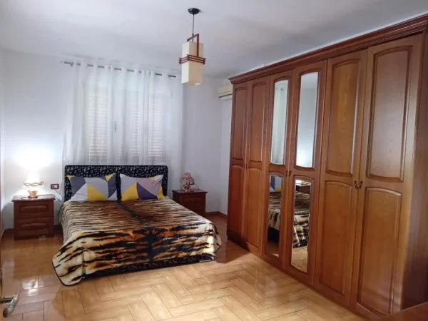 Tirane, jepet me qera apartament 3+1 Kati 5, 100 m² 550 € (Rruga e Elbasanit)