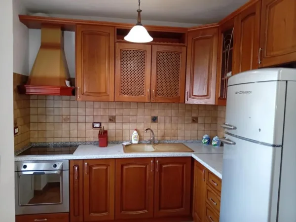 Tirane, jepet me qera apartament 3+1 Kati 5, 100 m² 550 € (Rruga e Elbasanit)