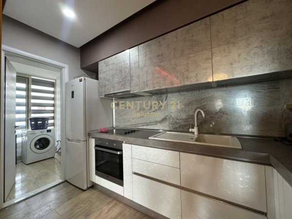 Tirane, jepet me qera apartament 2+1 Kati 7, 80 m² 550 € 