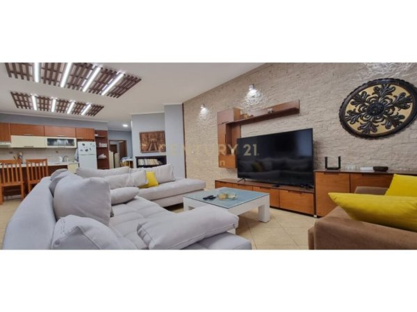 Tirane, jap me qera apartament 2+1+2+POST PARKIMI , 122 m² 1.350 € (Rruga e Kosovarëve)