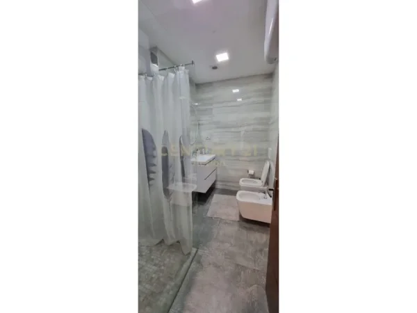 Tirane, jap me qera apartament 2+1+2+POST PARKIMI , 122 m² 1.350 € (Rruga e Kosovarëve)