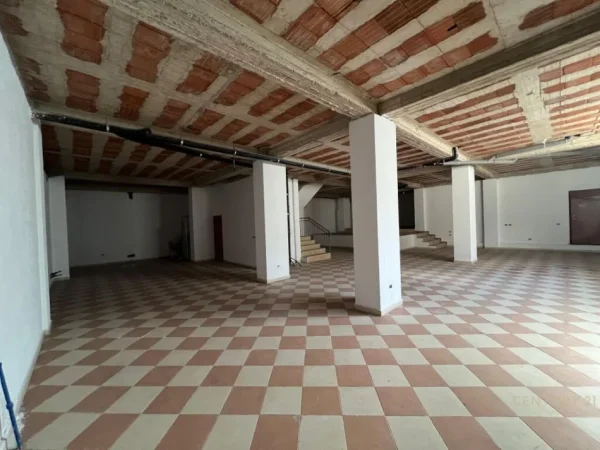Tirane, shitet ambjent biznesi Kati -1, 290 m² 350.000 € (Muhamet Gjollesha)