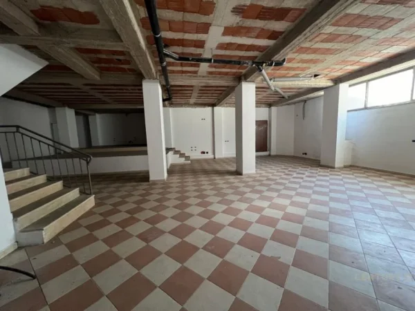 Tirane, shitet ambjent biznesi Kati -1, 290 m² 350.000 € (Muhamet Gjollesha)