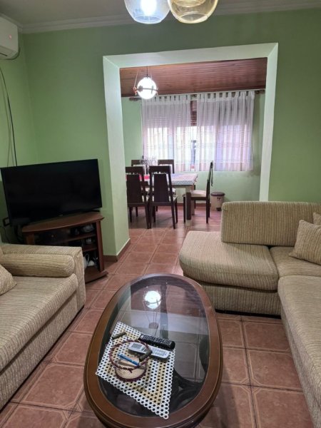 Tirane, jepet me qera apartament 2+1+Ballkon Kati 1, 80 m² 500 € (prapa Diplomat 2 prane Pallatit me Shigjeta)