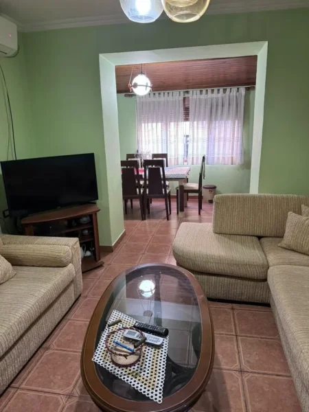 Tirane, jepet me qera apartament 2+1+Ballkon Kati 1, 80 m² 500 € (prapa Diplomat 2 prane Pallatit me Shigjeta)