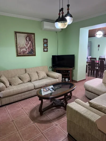 Tirane, jepet me qera apartament 2+1+Ballkon Kati 1, 80 m² 500 € (prapa Diplomat 2 prane Pallatit me Shigjeta)