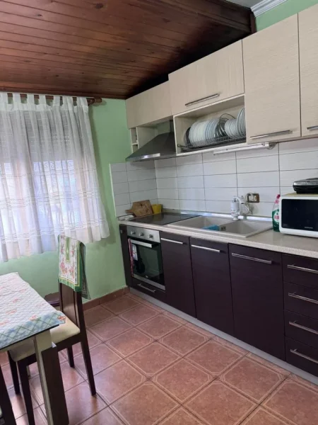 Tirane, jepet me qera apartament 2+1+Ballkon Kati 1, 80 m² 500 € (prapa Diplomat 2 prane Pallatit me Shigjeta)
