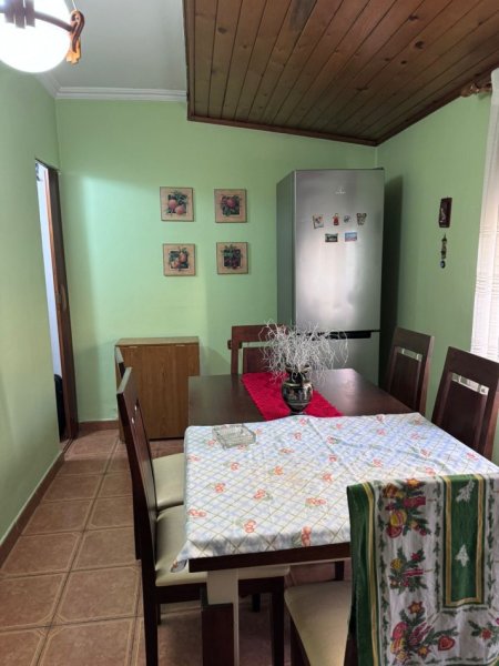 Tirane, jepet me qera apartament 2+1+Ballkon Kati 1, 80 m² 500 € (prapa Diplomat 2 prane Pallatit me Shigjeta)