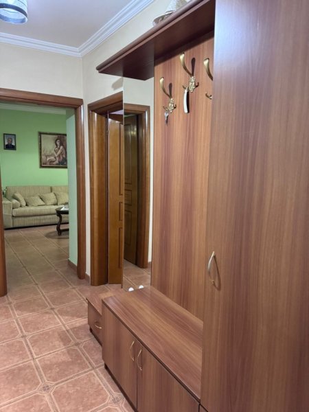 Tirane, jepet me qera apartament 2+1+Ballkon Kati 1, 80 m² 500 € (prapa Diplomat 2 prane Pallatit me Shigjeta)