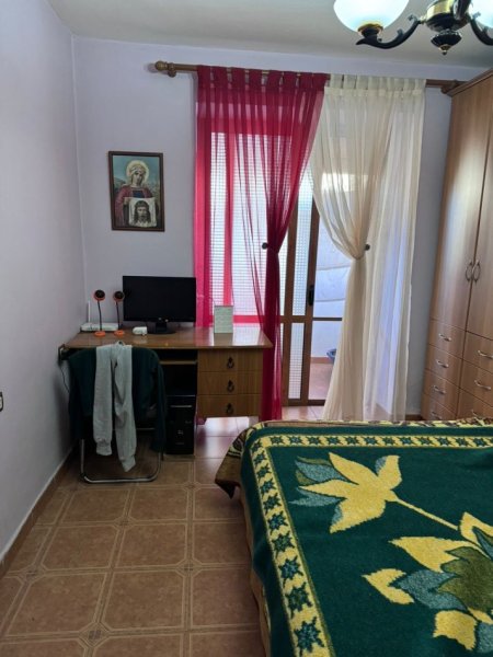 Tirane, jepet me qera apartament 2+1+Ballkon Kati 1, 80 m² 500 € (prapa Diplomat 2 prane Pallatit me Shigjeta)