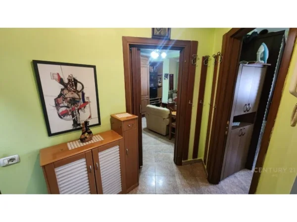 Tirane, jepet me qera apartament 1+1 Kati 3, 64 m² 550 € (Prane sq21)