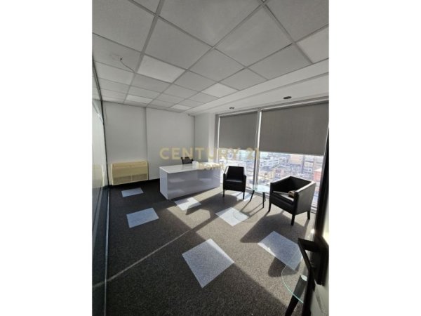 Tirane, jepet me qera zyre Kati 7, 224 m² 3.150 € (Ish Blloku)