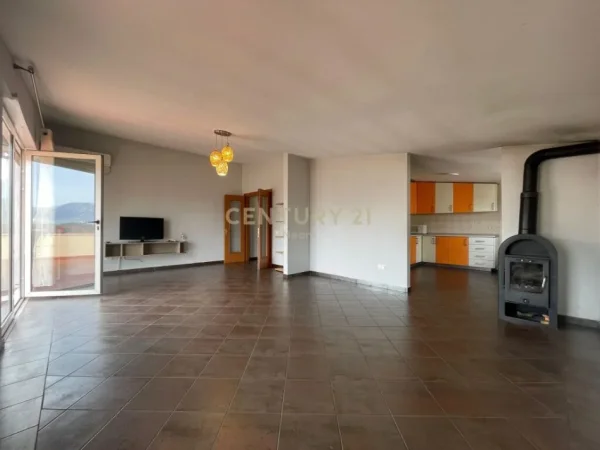Tirane, jap me qera apartament 4+1+3 , 210 m² 1.200 € (Liqeni i Thatë)