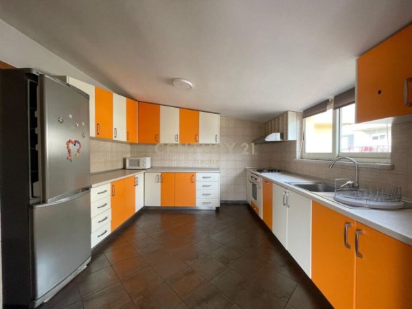Tirane, jap me qera apartament 4+1+3 , 210 m² 1.200 € (Liqeni i Thatë)