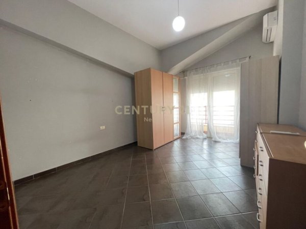 Tirane, jap me qera apartament 4+1+3 , 210 m² 1.200 € (Liqeni i Thatë)