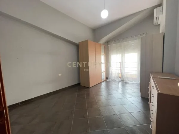 Tirane, jap me qera apartament 4+1+3 , 210 m² 1.200 € (Liqeni i Thatë)