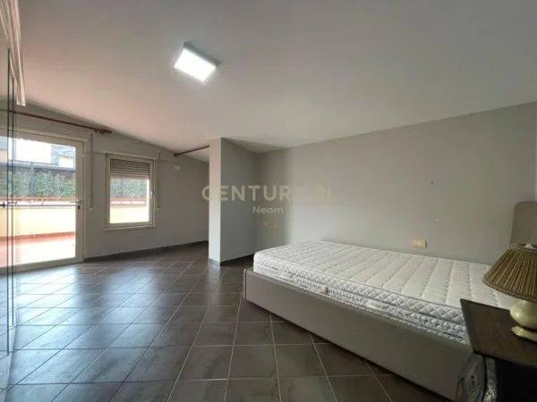 Tirane, jap me qera apartament 4+1+3 , 210 m² 1.200 € (Liqeni i Thatë)