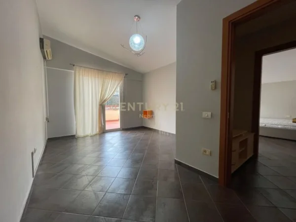 Tirane, jap me qera apartament 4+1+3 , 210 m² 1.200 € (Liqeni i Thatë)