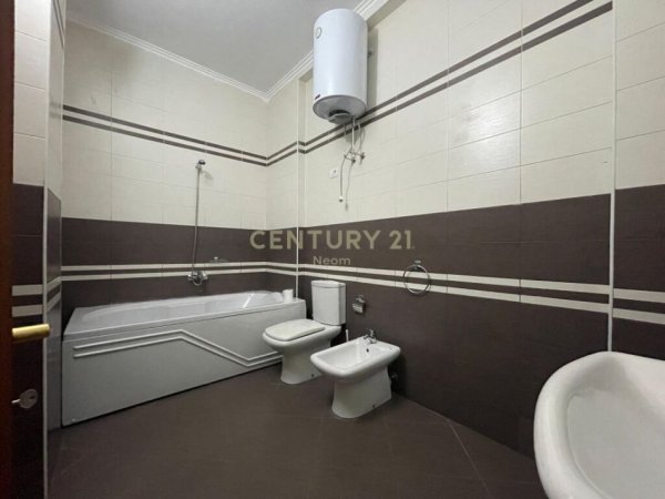 Tirane, jap me qera apartament 4+1+3 , 210 m² 1.200 € (Liqeni i Thatë)