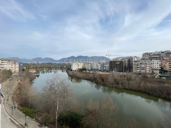 Tirane, jap me qera apartament 4+1+3 , 210 m² 1.200 € (Liqeni i Thatë)