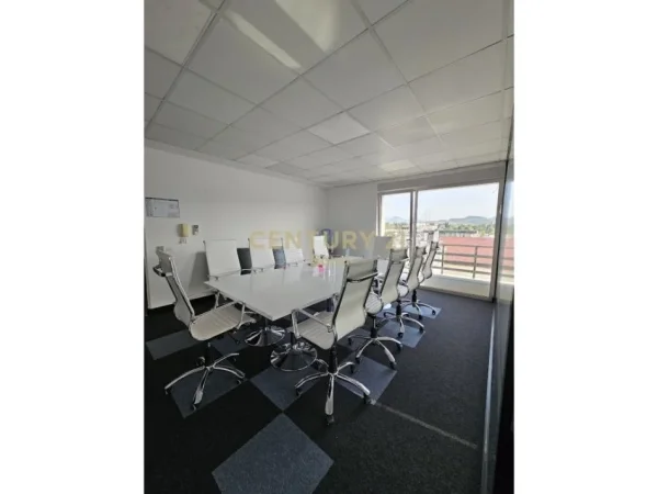 Tirane, jap me qera zyre , 224 m² 3.150 € (Ish Blloku)