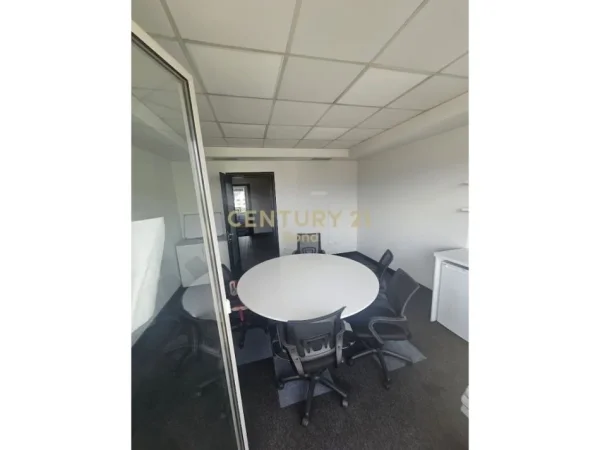 Tirane, jap me qera zyre , 224 m² 3.150 € (Ish Blloku)