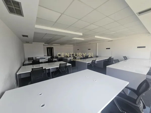 Tirane, jap me qera zyre , 224 m² 3.150 € (Ish Blloku)
