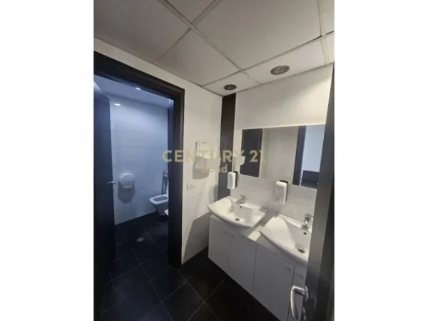 Tirane, jap me qera zyre , 224 m² 3.150 € (Ish Blloku)