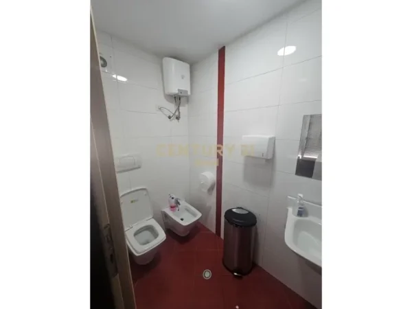 Tirane, jap me qera zyre , 224 m² 3.150 € (Ish Blloku)