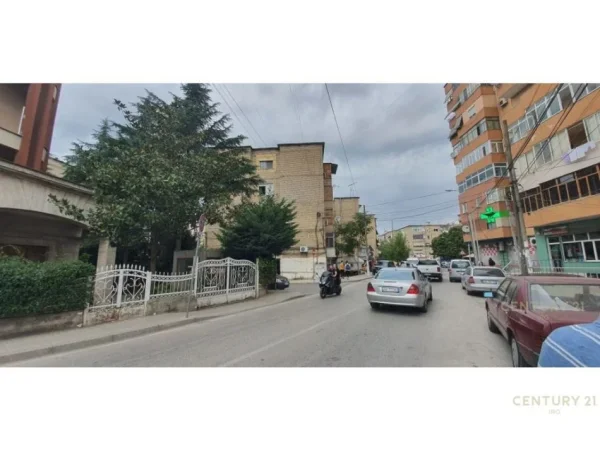 Tirane, jap me qera Godine Multifunksionale, 2.254 m² 16.000 € (Ish Stacioni i fundit i Tiranes se Re)