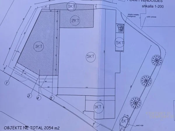 Tirane, jap me qera Godine Multifunksionale, 2.254 m² 16.000 € (Ish Stacioni i fundit i Tiranes se Re)