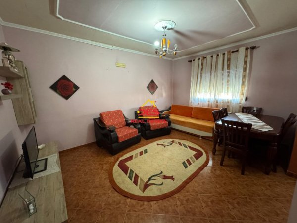 Vlore, jepet me qera apartament 1+1+Ballkon Kati 3, 85 m² 300 € (Rruga Osman Haxhiu)