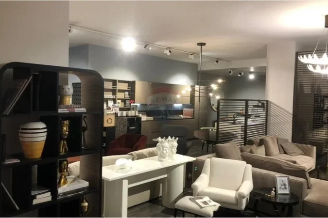 Tirane, shitet ambjent biznesi Kati 0, 656 m² (Bulevardi Bajram Curri)