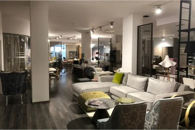 Tirane, shitet ambjent biznesi Kati 0, 656 m² (Bulevardi Bajram Curri)