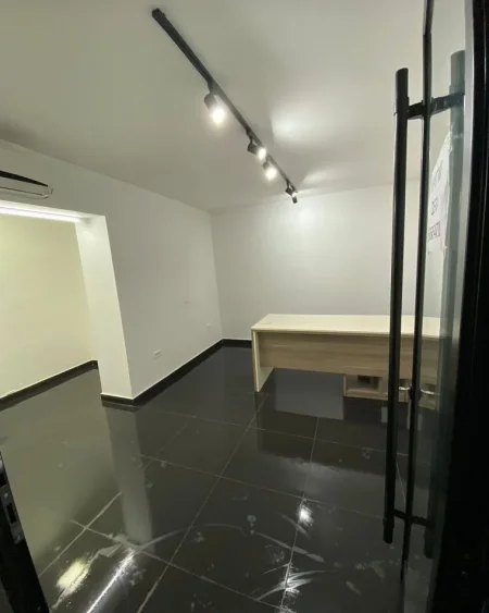 Shqiperi, jepet me qera Kati 0, 24 m² 450 € (prane stacionit te trenit)