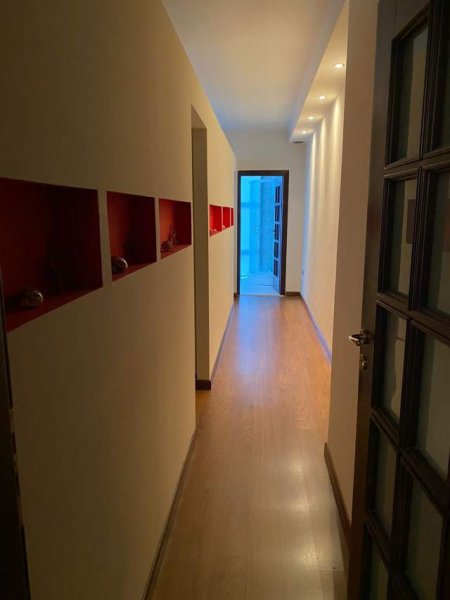 Tirane, jepet me qera zyre Kati 2, 100 m² 1.000 Euro (Ish Ekspozita)