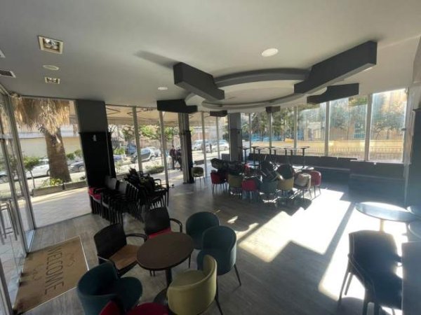 Tirane, jepet me qera lokal Kati 0, 200 m² 1.000  (Bulevardi Bajram Curri)