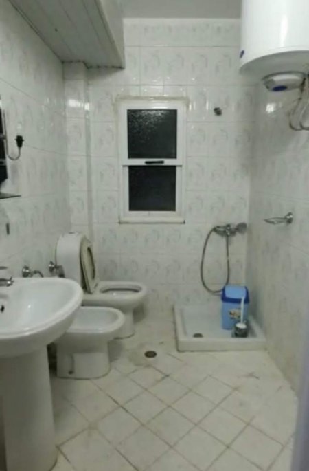 Tirane, jepet me qera 1+1 Kati 3, 60 m² 350 €