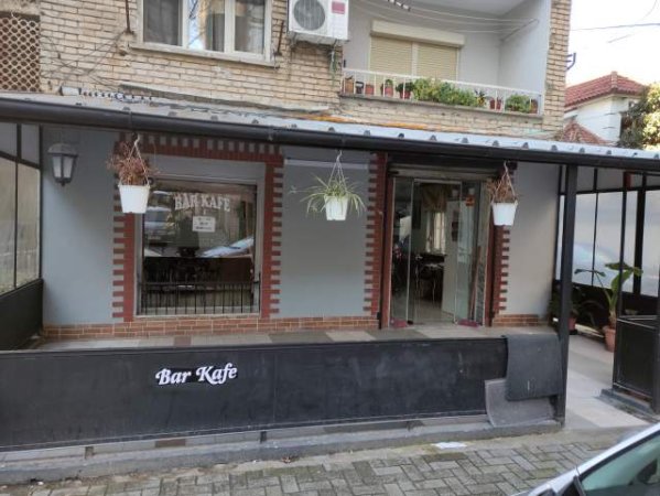 Tirane, jepet me qera dyqan Kati 0, 85 m² 300 Euro