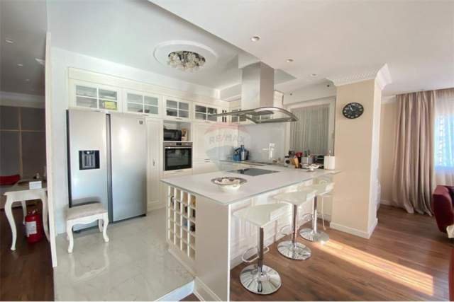 Tirane, shitet apartament Kati 4, 160 m²  (qender)
